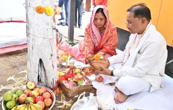 आंवला नवमी पर मुख्यमंत्री ने आंवला वृक्ष की पूजा कर प्रदेशवासियों के सुख-समृद्धि की कामना की
