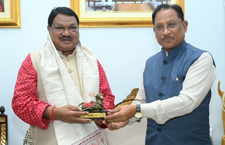 मुख्यमंत्री विष्णुदेव साय से केंद्रीय जनजातीय कार्य मंत्री जुएल ओराम ने की सौजन्य मुलाकात