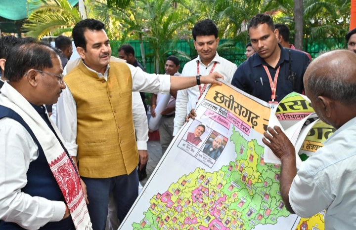 पेंटर शिवकुमार निराला ने मुख्यमंत्री विष्णु देव साय को भेंट किया विशिष्ट ‘राजनीतिक मानचित्र’