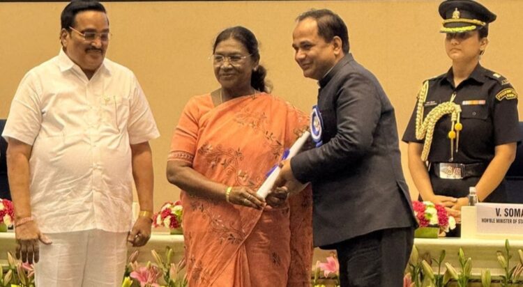 जल संरक्षण के क्षेत्र में उल्लेखनीय योगदान के लिए रायपुर जिला को राष्ट्रपति द्रौपदी मुर्मू ने किया सम्मानित