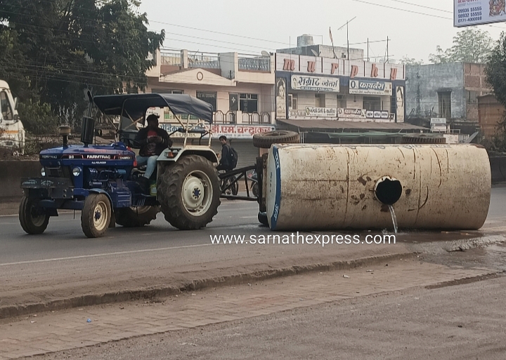 चालाक की लापरवाही से भिलाई चरोदा निगम का पानी टैंकर सड़क पर पलटा, हजारों लीटर पानी बर्बाद, बड़ा हादसा टला