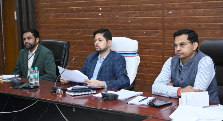शासन के निर्देशानुसार जिले के सभी शासकीय कार्यालयों में उपस्थिति के रिकॉर्ड के लिए बायोमेट्रिक अटेंडेंस सिस्टम लागू करें : कलेक्टर अभिजीत सिंह