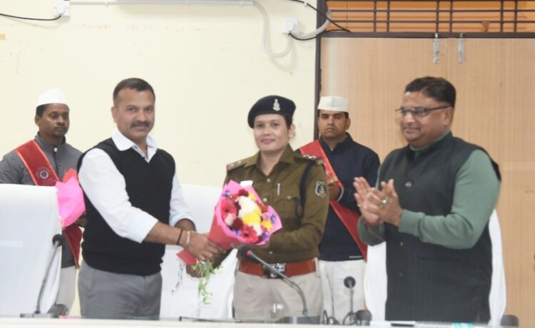 कर्तव्यनिष्ठा और साहस के लिए महिला थाना प्रभारी को कलेक्टर एसएसपी ने किया सम्मानित