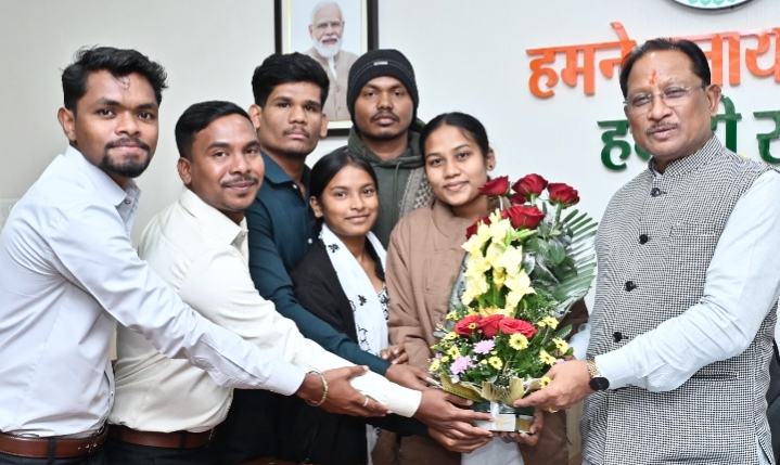 मुख्यमंत्री से शासकीय आदर्श पोस्ट मैट्रिक आदिवासी बालक छात्रावास के प्रतिनिधिमंडल ने की सौजन्य मुलाकात