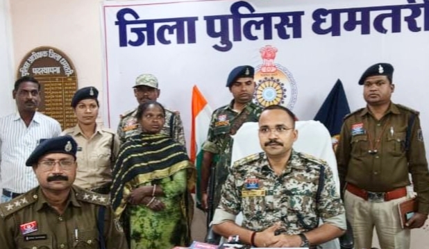 5 लाख की इनामी महिला नक्सली ने SP सूरज सिंह के समक्ष किया आत्मसमर्पण