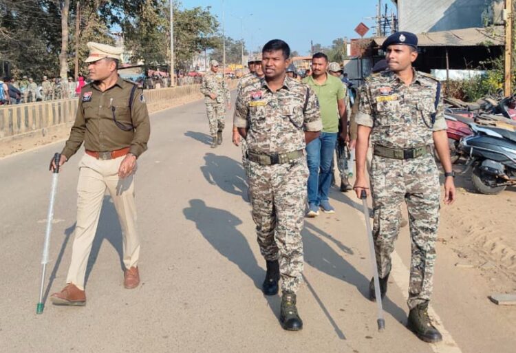 शांति व्यवस्था बनाए रखने के लिए एसपी रॉबिंसन गुड़िया स्वयं उतरे सड़क पर, 200 पुलिसकर्मियों के साथ किया पैदल मार्च
