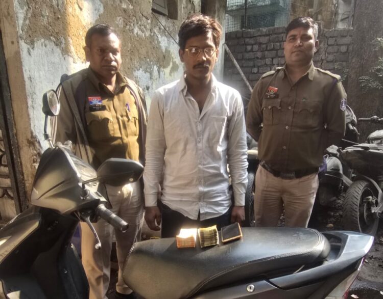 UPI के माध्यम से ऑनलाईन लाखों रूपये चोरी करने आरोपी गिरफ्तार, आरोपी चोरी के कई मामलों में जेल में रह चुका है निरूद्ध