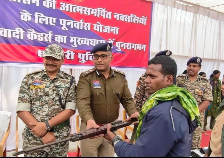 IG अमरेश मिश्रा के समक्ष 47 लाख के ईनामी 9 नक्सलियों ने किया आत्मसमर्पण, 5 स्वचालित हथियार भी समर्पित किया
