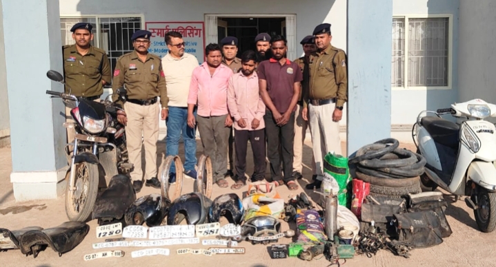 15 वर्षों से मोटर साइकिल मैकेनिक का काम करने वाला चोरी के वाहनों को काटकर कबाड़ियों को बेचने के आरोप में गिरफ्तार