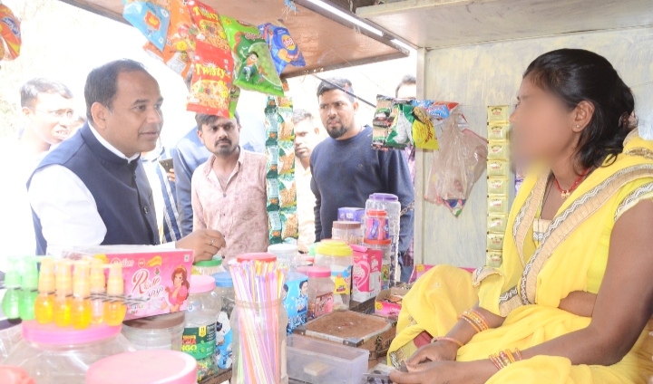 कलेक्टर डॉ. गौरव सिंह ने स्कूल के पास तंबाकू बिक्री पाए जाने पर पान ठेला को कराया सील