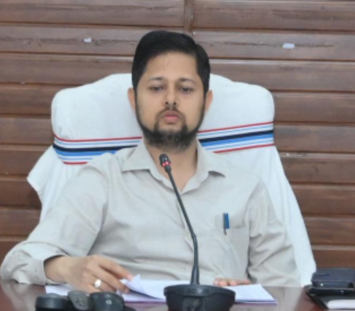 पंचायतों में अविवादित, नामांतरण, बंटवारा प्रकरण पंजीयन में प्रगति लाये- कलेक्टर अभिजीत सिंह