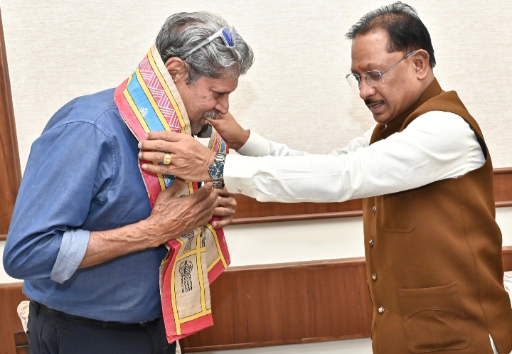 मुख्यमंत्री विष्णुदेव साय से पूर्व क्रिकेट कप्तान कपिल देव ने की सौजन्य मुलाकात, खेल विकास पर हुई सार्थक चर्चा