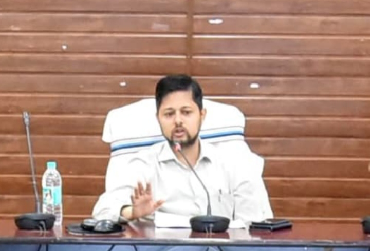 एलपीजी गैस वितरण में अनियमितता एवं कालाबाजारी रोकने कड़ी निगरानी रखें- कलेक्टर अभिजीत सिंह