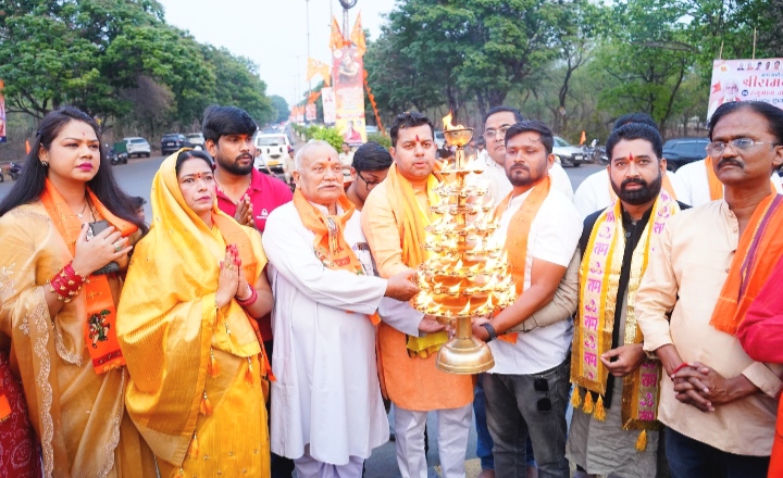 हिन्दू नववर्ष पर सेक्टर 09 चौक में लहराया विशाल भगवाध्वज, सामूहिक हनुमान चलीसा के साथ हुई महाआरती