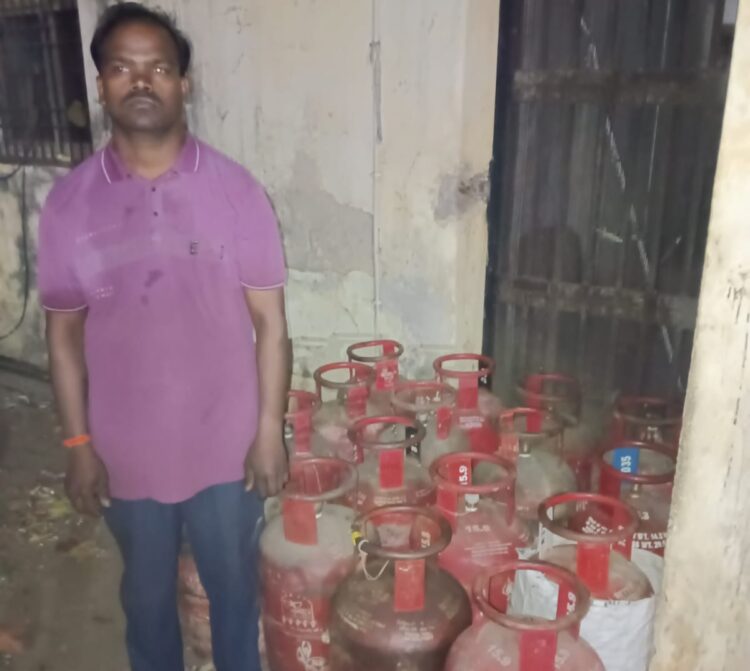 अवैध रूप से गैस सिलेंडर रखने वाले पर कार्यवाही, 16 नग घरेलू सिलेंडर जप्त