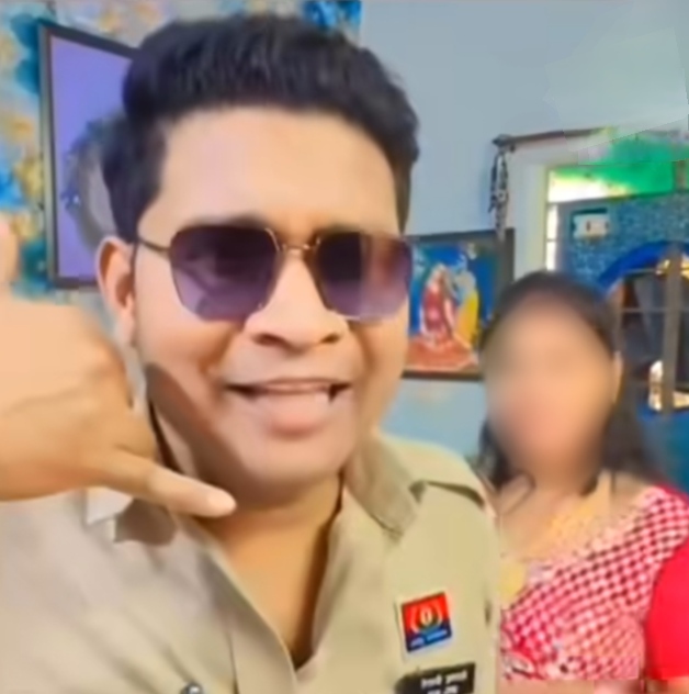 आरक्षक को पत्नी के साथ वर्दी में डांस करना पड़ा महंगा, एसएसपी ने किया लाइन अटैच