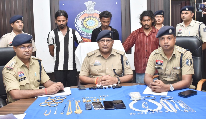 सुने मकान से लाखों रुपए के सोना-चांदी के जेवरात और नगद चोरी करने वाले 3 आरोपी गिरफ्तार