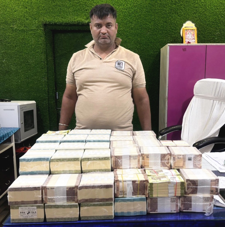 सूटकेश में नगद 1.79 लाख रुपए लेकर रेलवे स्टेशन के पास घूमते एक व्यक्ति को पुलिस ने पकड़ा