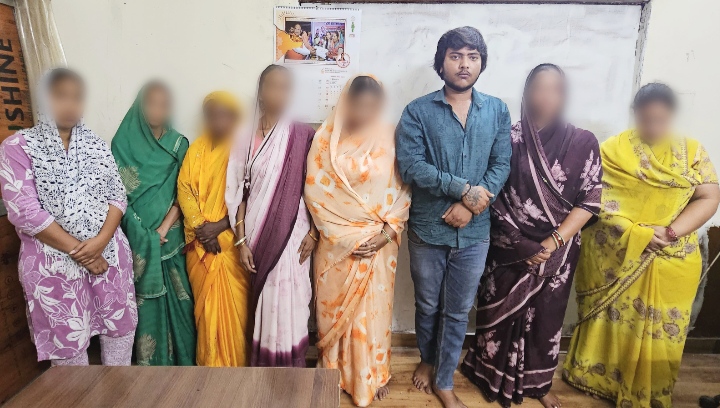 लग्जरी गाड़ी में देश भर में घूम-घूम कर सोने की चैन चोरी करने वाली 7 महिला आरोपी गिरफ्तार