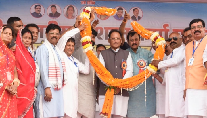 मुख्यमंत्री विष्णुदेव साय तहसील स्तरीय विशाल कर्मा महोत्सव और सामूहिक आदर्श विवाह में शामिल हुए