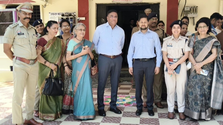 परिवार परामर्श केंद्र का कलेक्टर अभिजीत सिंह ने निरीक्षण कर काउंसलिंग प्रक्रिया में सहभागिता कर किया परामर्श