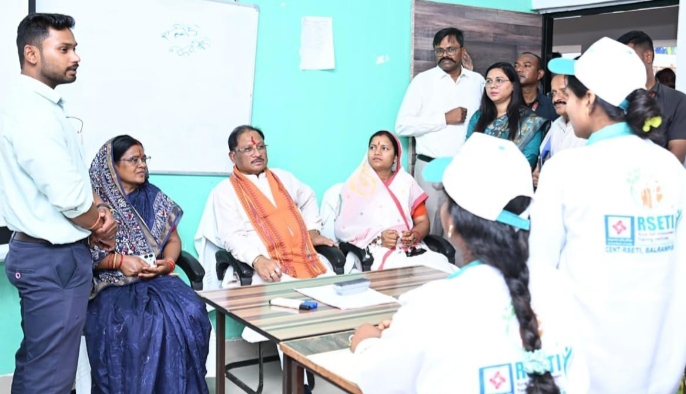 ‘ग्रामीण स्वरोजगार प्रशिक्षण संस्थान’ पहुंचे मुख्यमंत्री विष्णुदेव साय, ‘पशु सखियों’ का बढ़ाया मनोबल