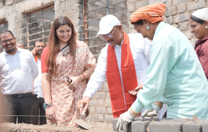 निर्माण स्थल पर मुख्यमंत्री विष्णुदेव साय का श्रमदान, श्रमिक बहनों के साथ की ईंट जोड़ाई