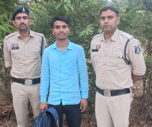 प्राध्यापक ने छात्रा को अश्लील मैसेज भेजकर किया तंग, वर पक्ष को भ्रमित कर तोड़वाया शादी
