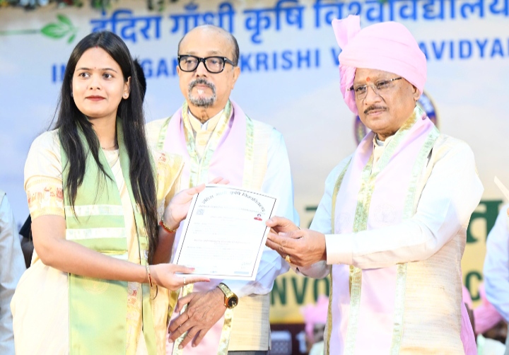 इंदिरा गांधी कृषि विश्वविद्यालय के 11वें दीक्षांत समारोह मे शामिल हुए राज्यपाल और मुख्यमंत्री, 1880 विद्यार्थियों को उपाधि और 13 को मिला स्वर्ण पदक