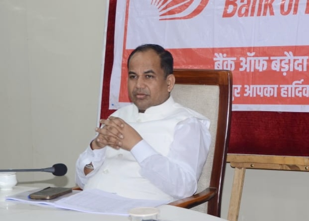 जनहित की योजनाओं के लक्ष्य समय पर पूरे करें, ऋण प्रकरणों का शीघ्र निराकरण करें- कलेक्टर डॉ. गौरव सिंह