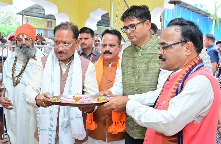 मुख्यमंत्री ने पंचमुखी सिद्ध हनुमान मंदिर में पूजा-अर्चना कर प्रदेशवासियों की सुख-समृद्धि, खुशहाली और मंगलमय जीवन की कामना की
