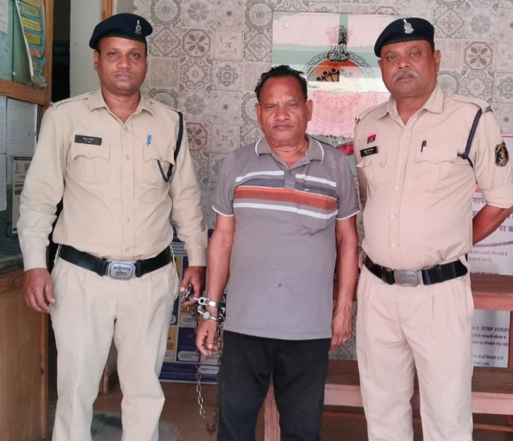 भाई के स्थान पर दूसरे व्यक्ति को प्रस्तुत कर भूमि विक्रय करने वाला धोखाधड़ी का फरार आरोपी गिरफ्तार