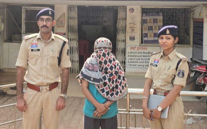निर्माणाधीन स्कूल में अवैध रूप से हीरोइन रखकर बिक्री करते आरोपी महिला गिरफ्तार, 10 लाख रुपए का सामान बरामद