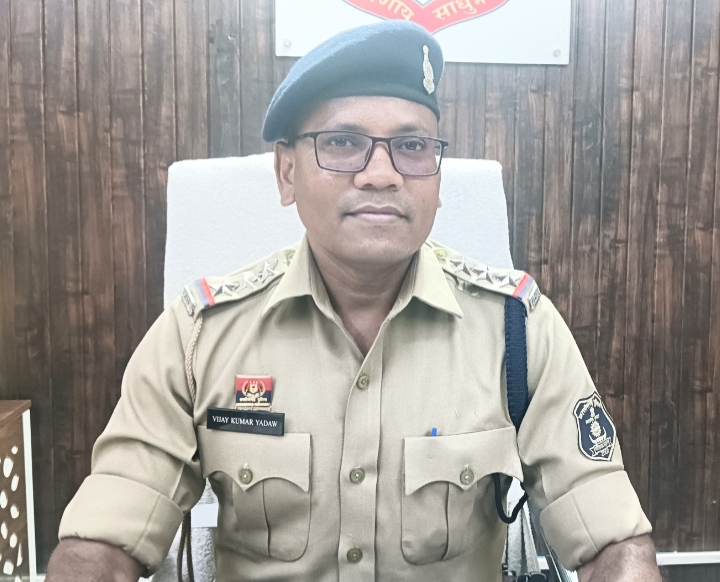 मंदिर में पूजा-अर्चना के बाद पुरानी भिलाई थाना के नए प्रभारी विजय यादव ने संभाला पदभार, स्टाफ से की परिचयात्मक बैठक