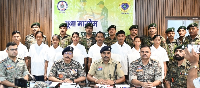 झारखण्ड राज्य में सक्रिय 49 लाख रुपए के 8 माओवादी कैडरों ने हिंसा का रास्ता छोड़ बीजापुर पुलिस के समक्ष किया आत्मसमर्पण