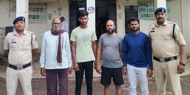 सड़क किनारे खड़ी पिकअप हटाने को लेकर हुए विवाद में जैक रॉड एवं हॉकी स्टिक से मारपीट करने वाले चार आरोपी गिरफ्तार