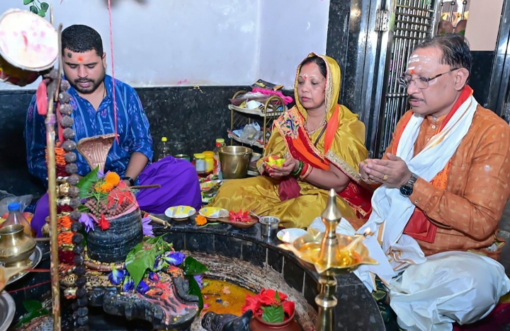 मुख्यमंत्री विष्णुदेव साय ने सावन सोमवार और नागपंचमी पर श्री फलेश्वरनाथ महादेव की पूजा-अर्चना की