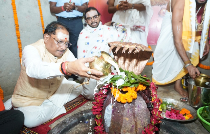 मुख्यमंत्री ने बाबा कर्मेश्वर का किया रुद्राभिषेक, प्रदेशवासियों की सुख-समृद्धि और खुशहाली की कामना की