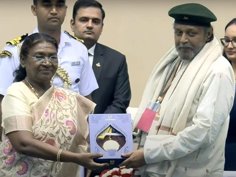 मिथुन चक्रवर्ती को दादा साहब फाल्के पुरस्कार से किया गया सम्मानित, भावुक नजर आए अभिनेता