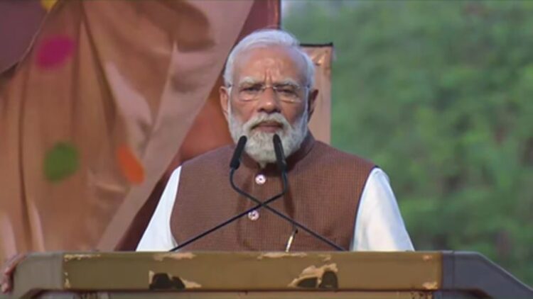 सूरत की जनसभा में पीएम मोदी ने कहा- बिहार चुनाव ने जातिवाद के जहर को पूरी तरह नकार दिया