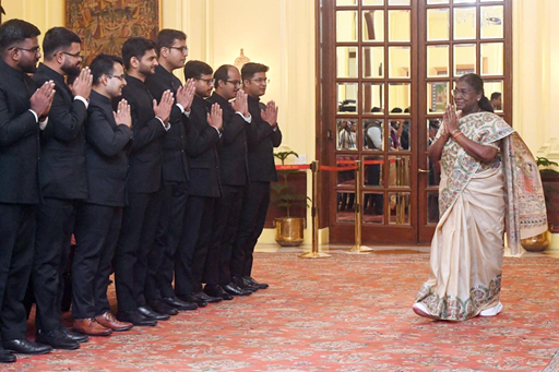 विदेश सेवा के प्रशिक्षु अधिकारियों से मिलीं राष्ट्रपति द्रौपदी मुर्मु, कहा- भारत की आत्मा का राजदूत बनकर करें कार्य
