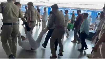 ट्रेन रुकवाने पर विवाद, स्टेशन उपाधीक्षक काे गिराकर पीटने पर चार आरपीएफ कर्मी निलंबित