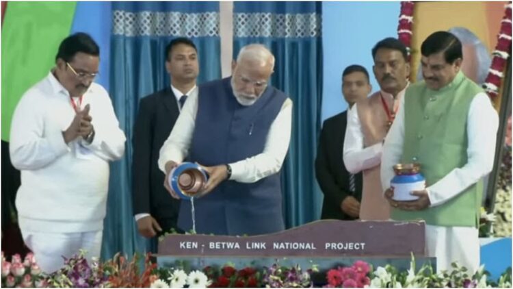 आजादी के दिवानों ने जो सपने देखे थे, उन्हें साकार करने के लिए हम दिन रात पसीना बहा रहे हैं: पीएम मोदी