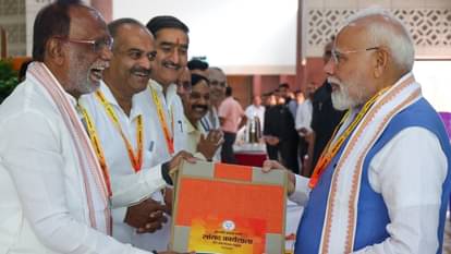 सुबह से रात तक भाजपा की कार्यशाला में डटे रहे पीएम मोदी, आखिरी कतार में सामान्य कार्यकर्ता की तरह बैठे