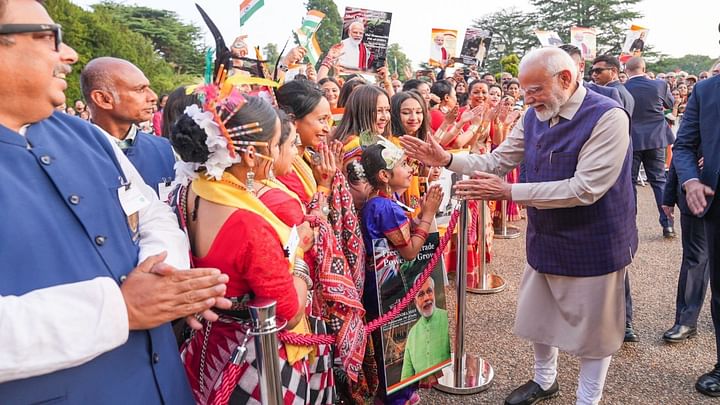 प्रधानमंत्री नरेंद्र मोदी पहुंचे ब्रिटेन: मोदी-मोदी के नारे से गूंज उठा लंदन, भारतीय समुदाय के लोगों में दिखा उत्साह