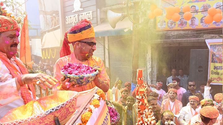 सिर पर पगड़ी और काला चश्मा, जमकर उड़ाया रंग और गुलाल, होली पर दिखा सीएम योगी का अलग अंदाज