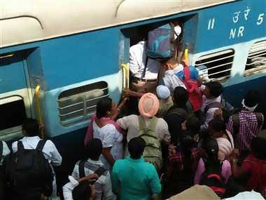 कंफर्म टिकट लेकर ही ट्रेन में चढ़ें, वेटिंग से यात्रा करने पर रेलवे वसूलेगा भारी जुर्माना