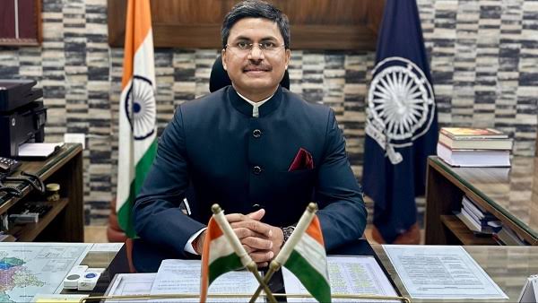 छात्रा से बर्तन धुलवाने के मामले में कलेक्टर अवनीश शरण की बड़ी कार्यवाही: दो शिक्षिकाएं निलंबित, स्कूल के प्राचार्य को नोटिस, प्रधान पाठक सहित 5 शिक्षकों को हटाने के निर्देश