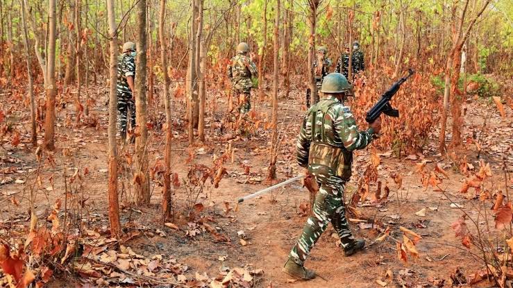 पुलिस- नक्सली मुठभेड़ में 6 नक्सली ढ़ेर, एक घायल नक्सली हिरासत में, ऑटोमैटिक हथियार बरामद