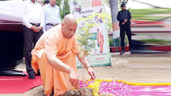 एक पेड़ माँ के नाम : यूपी में 9 जुलाई को लगेंगे 37 करोड़ पौधे, सीएम योगी ने की भागीदारी की अपील